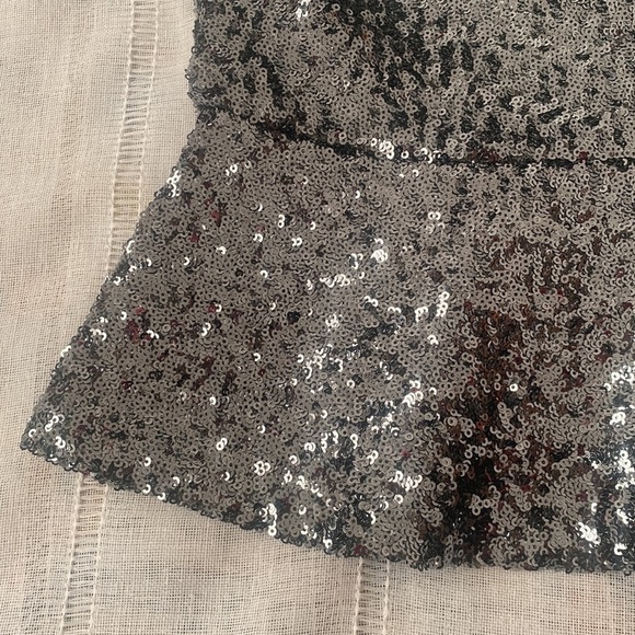 GB silver sequined top with cap sleeves. - Picture 2 of 12